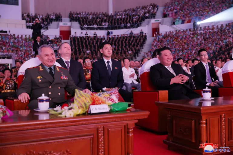 Kim Jong Un Bertemu Menper Rusia, Pertontonkan Senjata Terbarunya