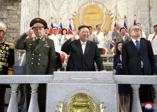 Pemimpin Korea Utara Kim Jong Un memamerkan rudal-rudal nuklir dan drone ofensif dengan parade militer besar-besaran di Pyongyang, Jumat (28/7/2023).