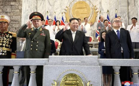 Pemimpin Korea Utara Kim Jong Un memamerkan rudal-rudal nuklir dan drone ofensif dengan parade militer besar-besaran di Pyongyang, Jumat (28/7/2023).