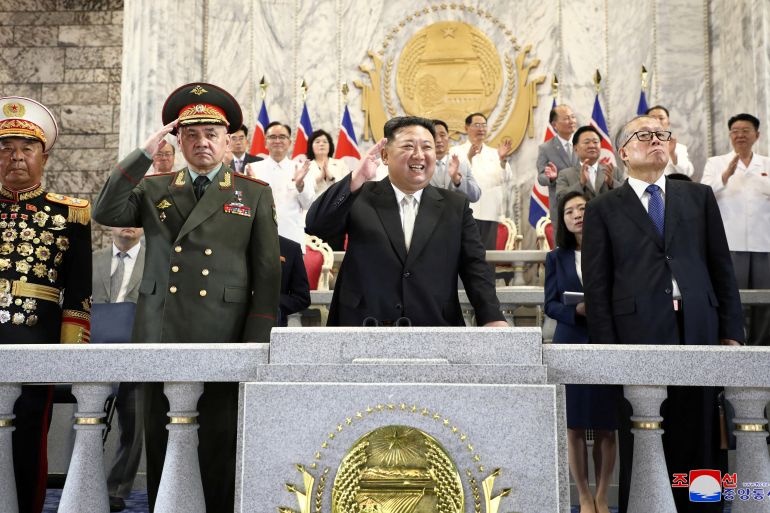 Pemimpin Korea Utara Kim Jong Un memamerkan rudal-rudal nuklir dan drone ofensif dengan parade militer besar-besaran di Pyongyang, Jumat (28/7/2023).
