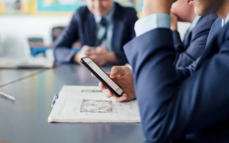 Sekolah-Sekolah Eropa Larang Penggunaan Gawai di Kelas
