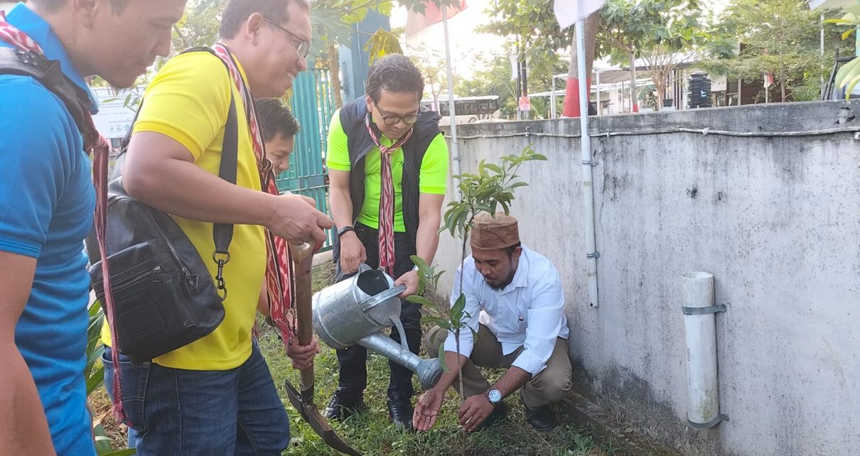 LPS Sumbang 350 Pohon Untuk Penghijauan Sungai Meninting