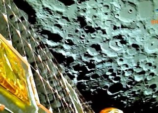 India kirimkan Foto Permukaan Bulan dari Chandrayaan-3