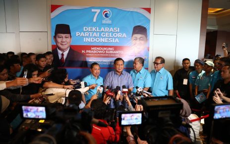Prabowo Bangga Kenakan Barang Produksi Lokal, Ingin Tengok Pabriknya Langsung