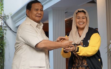 Yenny Wahid Tiba di Kediaman Prabowo, Disambut Langsung di Depan Mobil