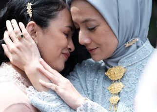 Bersahabat Lama Sarah Sechan & Cut Mini, Kini Dipertemukan Kembali dalam Film Drama Komedi ‘Mohon Doa Restu’