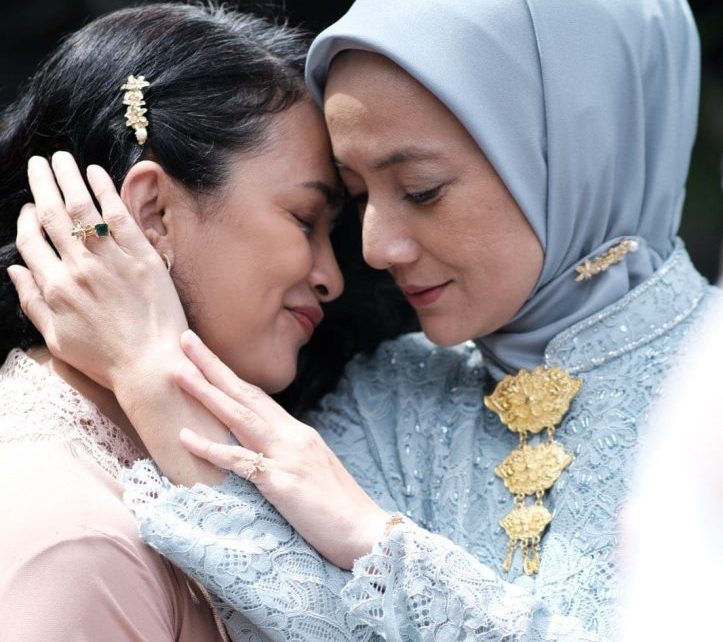 Bersahabat Lama Sarah Sechan & Cut Mini, Kini Dipertemukan Kembali dalam Film Drama Komedi ‘Mohon Doa Restu’