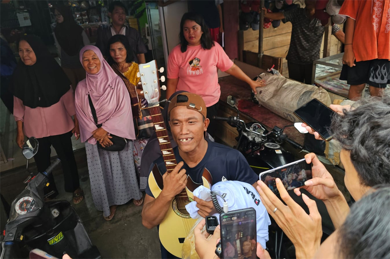 Agung pedagang buah Pasar Natar mendapatkan gitar dari Gibran.