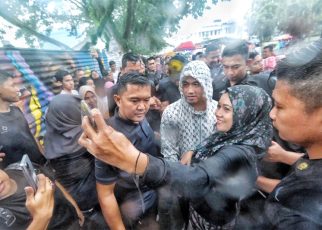Medan Hujan Lebat, Gibran Tetap Temui Pendukung