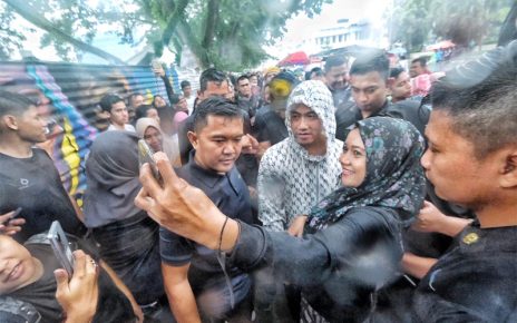 Medan Hujan Lebat, Gibran Tetap Temui Pendukung
