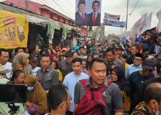 Rela Berjubel di Pasar Natar Agung Dapat Hadiah Gitar dari Gibran