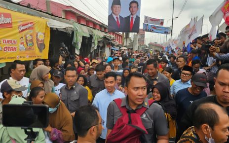 Rela Berjubel di Pasar Natar Agung Dapat Hadiah Gitar dari Gibran