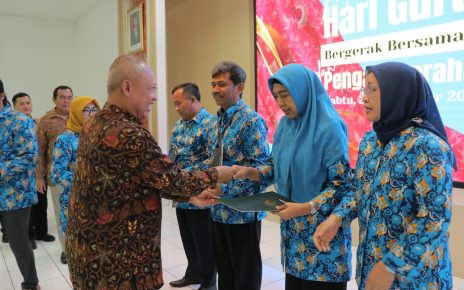 Hari Guru, Rektor UNJ Beri Penghargaan Lencana Kesetiaan untuk Guru Berdedikasi di Labschool UNJ