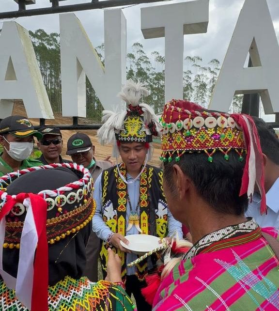 Cawapres Gibran Kunjungi IKN dan Ditahbiskan Menjadi Warga Kehormatan Dayak
