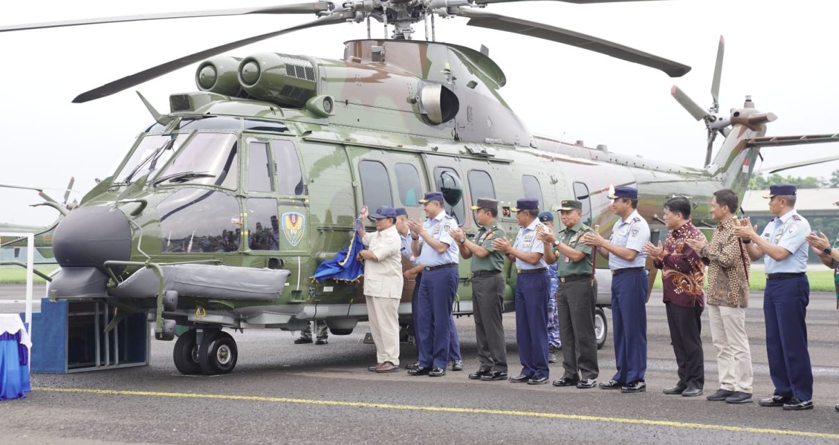 Menhan Prabowo Serahkan Delapan Unit Helikopter H225M dan Resmikan Full Flight Simulator H225M