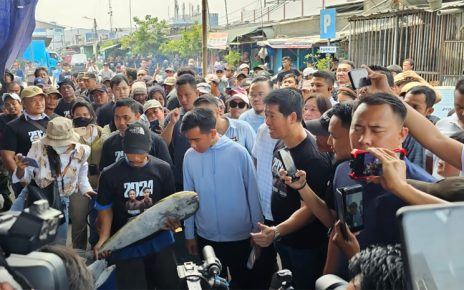 Jelang Debat, Gibran Sapa Nelayan di Muara Baru
