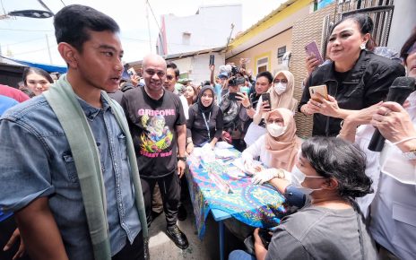 Cawapres nomor urut 2 Gibran Rakabuming Raka blusukan ke gang-gang di Kelurahan Warakas, Jakarta Utara.