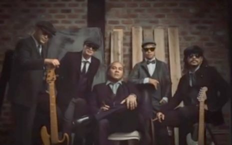 Dunia entertainment selalu melahirkan band yang berani beda, unik dan kreatif. Kali ini, Band Om Om, sebuah nama band yang tentu cukup menggelitik.