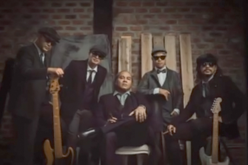 Dunia entertainment selalu melahirkan band yang berani beda, unik dan kreatif. Kali ini, Band Om Om, sebuah nama band yang tentu cukup menggelitik.