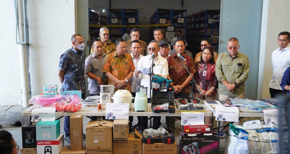 Barang impor diamankan.