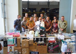 Barang impor diamankan.