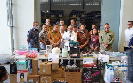 Barang impor diamankan.
