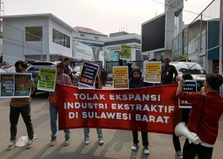 Warga tolak ekspansi industri ekstraktif.