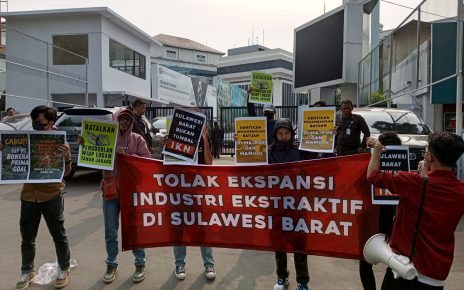 Warga tolak ekspansi industri ekstraktif.