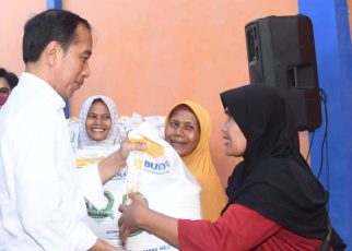 Jokowi bagikan bansos