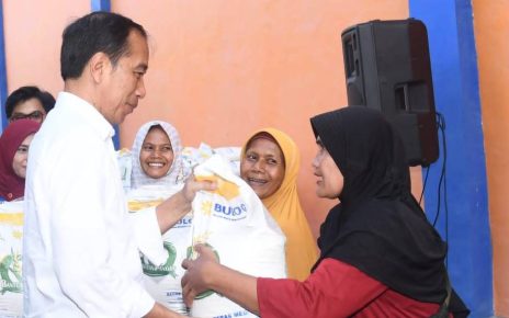 Jokowi bagikan bansos