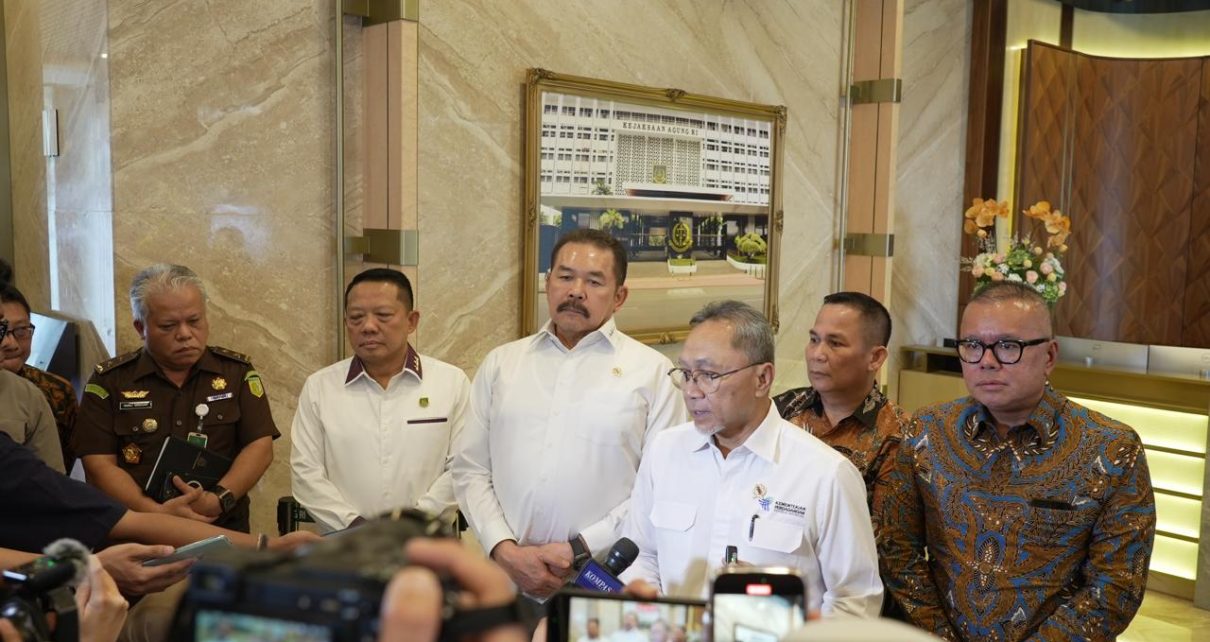 Mendag didampingi oleh Direktur Jenderal Perlindungan Konsumen dan Tertib Niaga, Moga Simatupang; Staf Khusus Menteri Perdagangan Bidang Perjanjian Perdagangan Internasional, Bara Krishna Hasibuan.