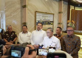 Mendag didampingi oleh Direktur Jenderal Perlindungan Konsumen dan Tertib Niaga, Moga Simatupang; Staf Khusus Menteri Perdagangan Bidang Perjanjian Perdagangan Internasional, Bara Krishna Hasibuan.
