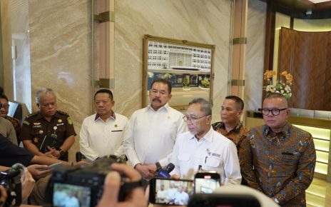 Mendag didampingi oleh Direktur Jenderal Perlindungan Konsumen dan Tertib Niaga, Moga Simatupang; Staf Khusus Menteri Perdagangan Bidang Perjanjian Perdagangan Internasional, Bara Krishna Hasibuan.