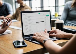 Tenaga kerja sektor informasi.