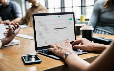 Tenaga kerja sektor informasi.