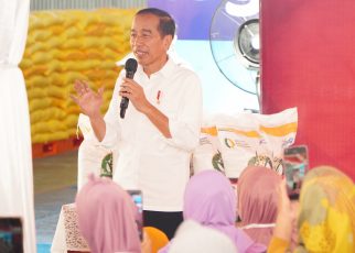 Jokowi saat mengunjungi penerima bansos di Panajem, Kaltim.
