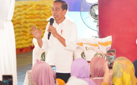Jokowi saat mengunjungi penerima bansos di Panajem, Kaltim.