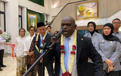 Indonesia telah memasuki era baru dengan berakhirnya masa Jokowi dan dilantiknya Prabowo Subianto sebagai Presiden. Dengan gol membawa Indonesia ke masa keemasannya, Prabowo menunjuk Natalius Pigai sebagai Menteri Hak Asasi Manusia.