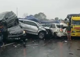 Kecelakaan beruntun di tol cipularang