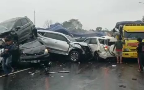 Kecelakaan beruntun di tol cipularang