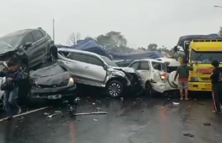 Kecelakaan beruntun di tol cipularang