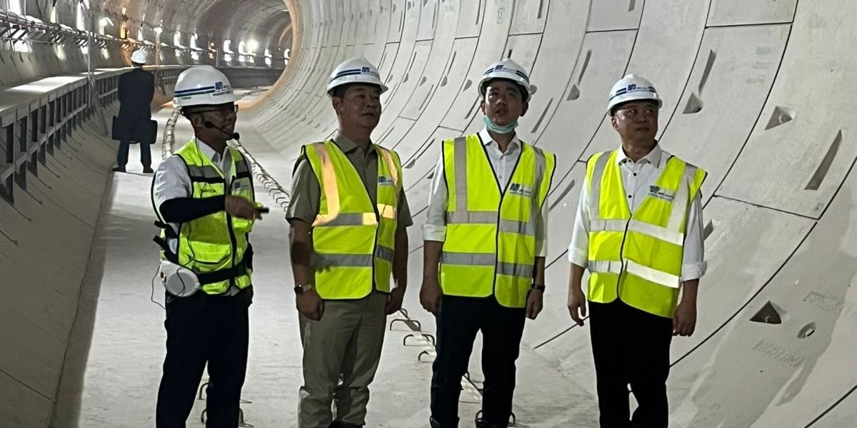 Gibran blusukan ke proyek MRT Glodok-Kota