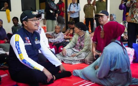 Tinjau Posko Bencana Banjir di Jakut, Mensos Pastikan Kebutuhan Pengungsi Terpenuhi