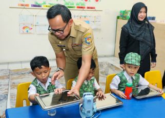 Makan Bergizi Gratis Resmi Dimulai, Wamendagri Bima Optimistis Bangkitkan Perekonomian Daerah