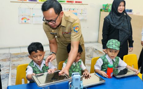 Makan Bergizi Gratis Resmi Dimulai, Wamendagri Bima Optimistis Bangkitkan Perekonomian Daerah
