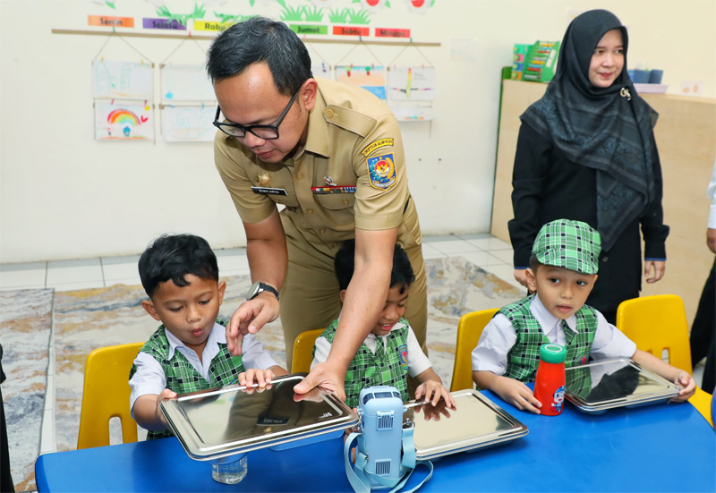 Makan Bergizi Gratis Resmi Dimulai, Wamendagri Bima Optimistis Bangkitkan Perekonomian Daerah