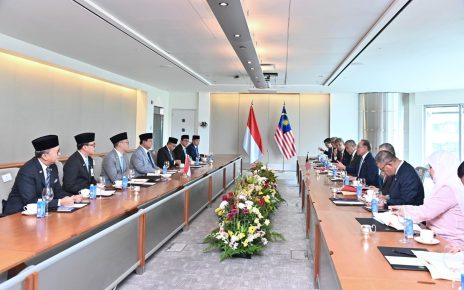Prabowo saat bertemu dengan PM Malaysia.