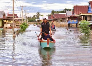 Momen Pj Gubernur Sulsel tinjau banjir di Wajo