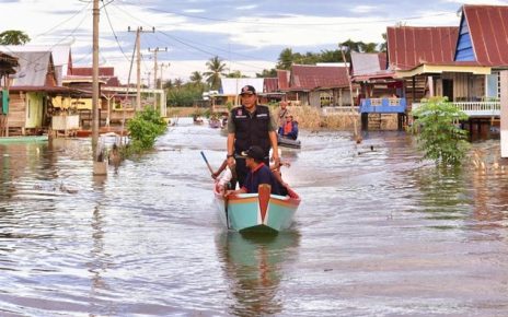 Momen Pj Gubernur Sulsel tinjau banjir di Wajo