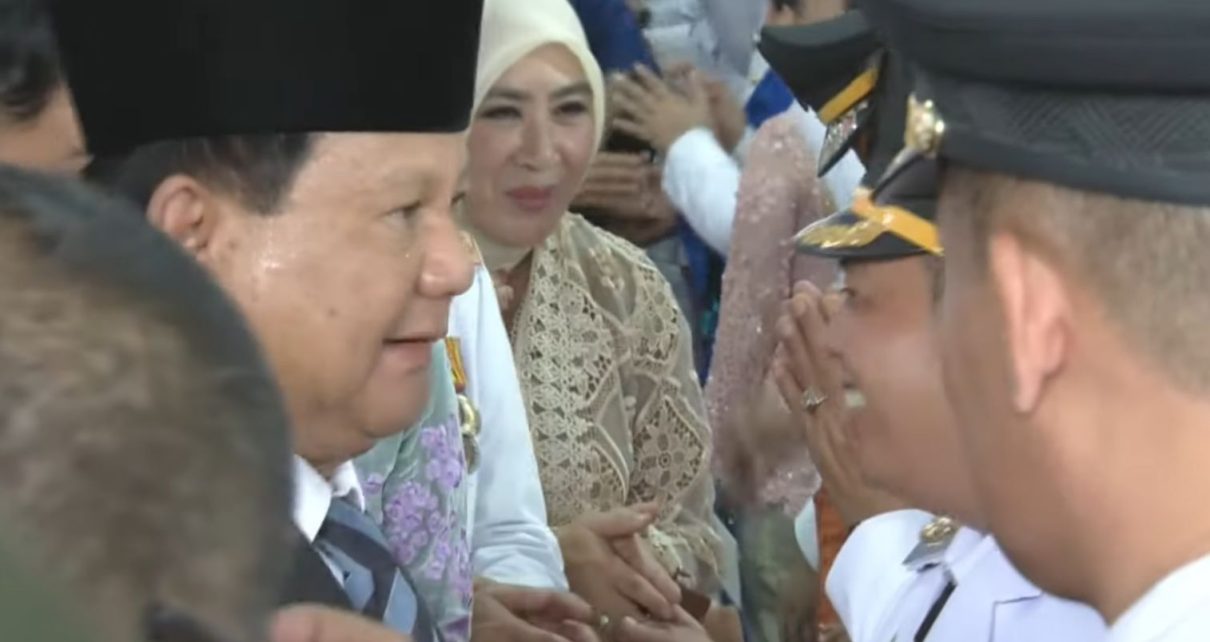 Prabowo dan Gibran Salami Satu per Satu Kepala Daerah usai Pelantikan